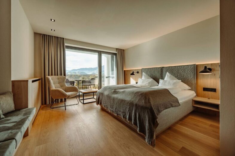 Komfortzimmer im Alpina Alpendorf. Modernes Zimmer mit Ausblick auf die Bergwelt