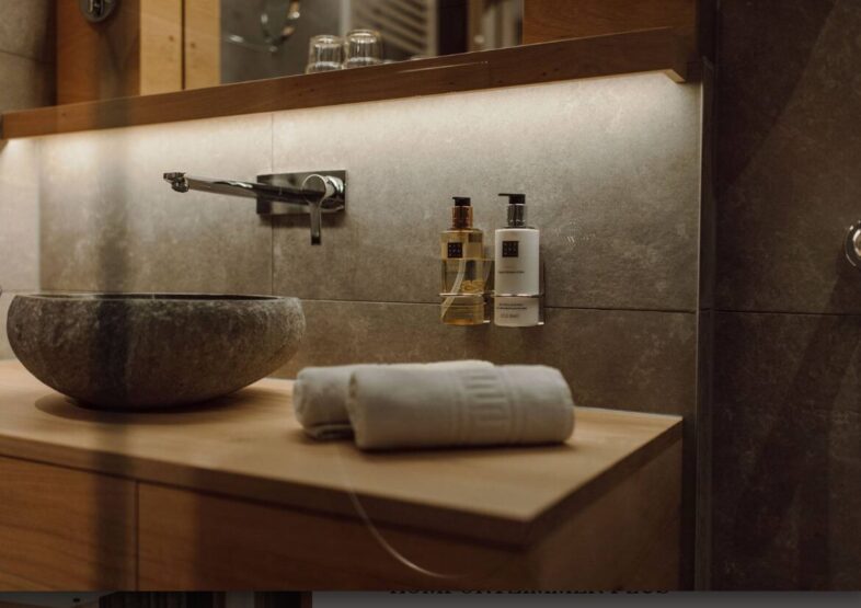 Komfortzimmer im Alpina Alpendorf. Modernes Zimmer mit Ausblick auf die Bergwelt