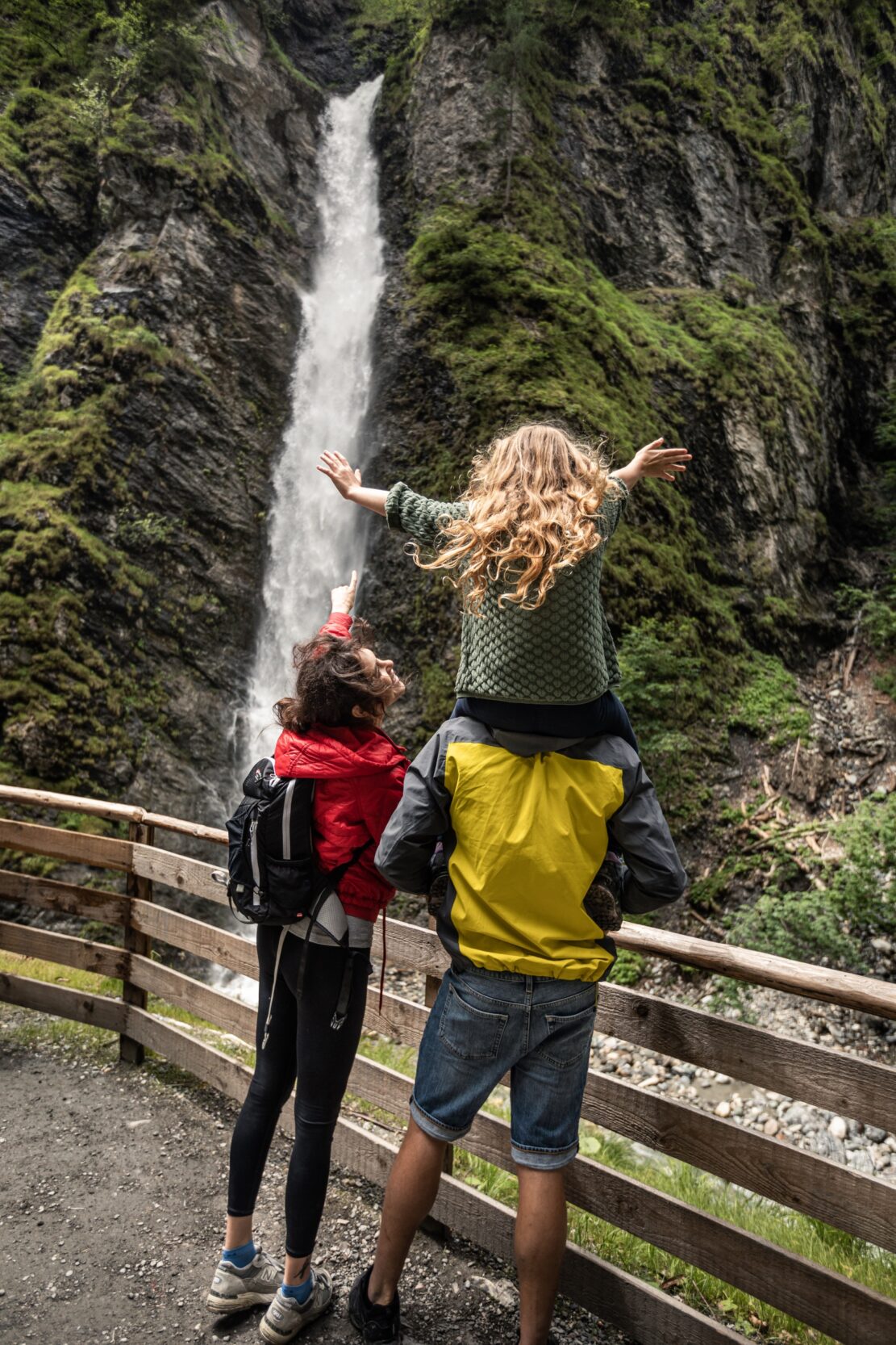 Eine Familie besucht den Wasserfall in der Liechtensteinklamm.