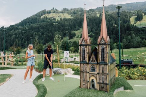 Der Minigolf St. Johann bietet eine barrierefreie Sport- und Freizeitattraktion.