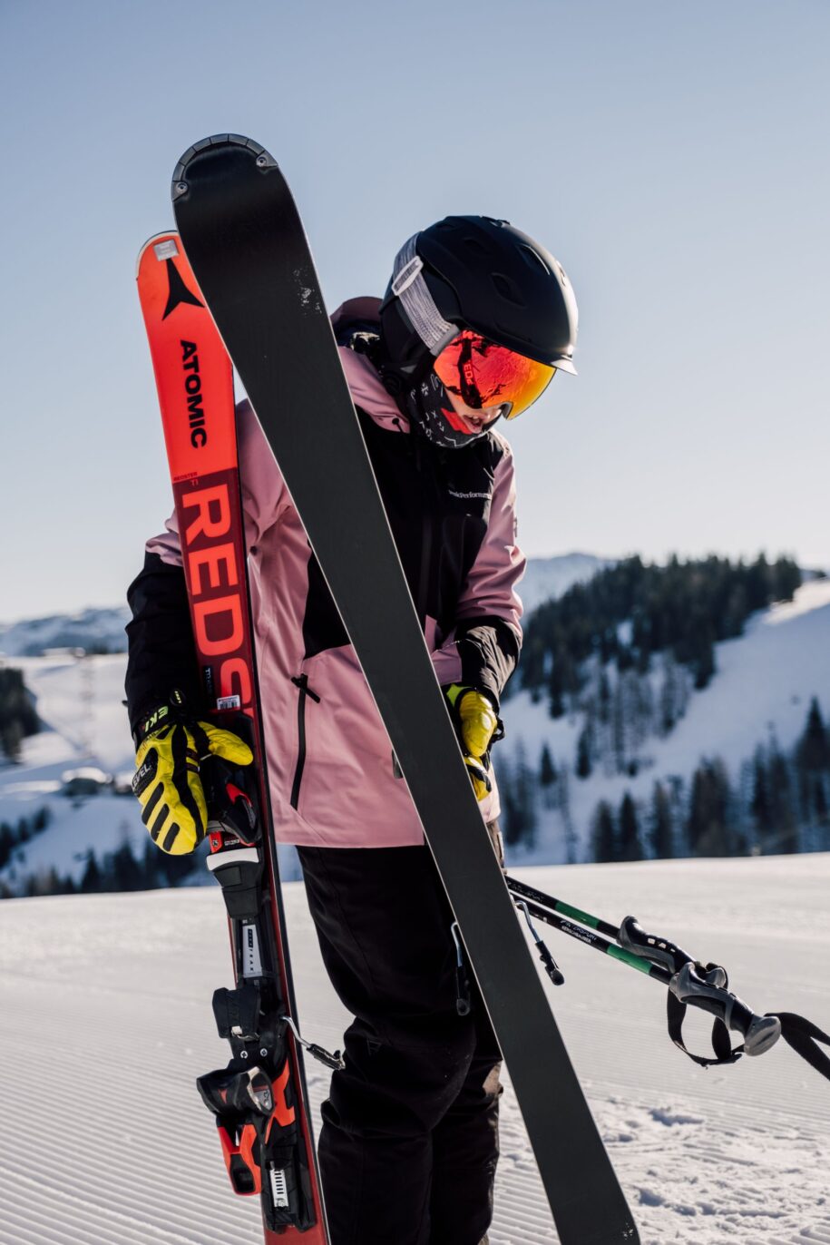 Ein Maedchen testet die neuen Skimodelle vom Skiverleih Snoworld.