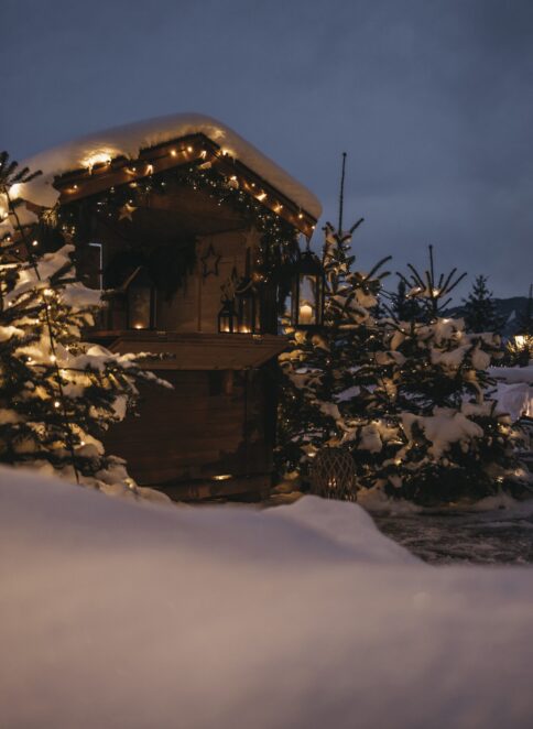 Eine verschneite Weihnachtshütte am Adventmarkt in Salzburg.