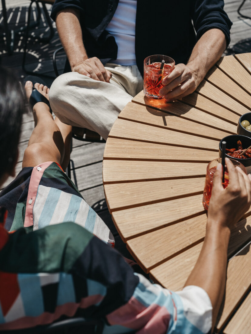 Ein Paar geniesst einen Cocktail auf der Terrasse im Alpina.
