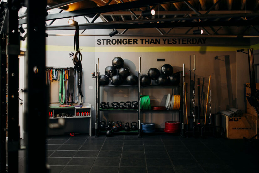 Fitnesstudio mit verschiedensten Geräten im Alpina Alpendorf