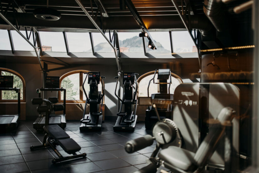 Fitness mit Ausblick: Moderne Technogym Geraete im Gym eines Sporthotels in Salzburg Land