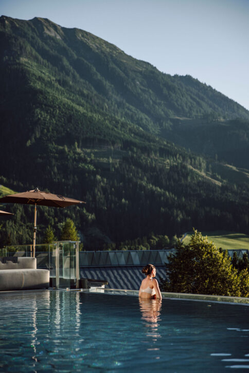 Der Infinity Rooftop Pool ist der beste Platz zum Entspannen im Sommer.