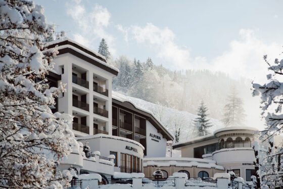 Die Fassade im Winter vom Hotel Alpina in Alpendorf in Sankt Johann in Salzburg.