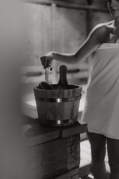 Beim Aufguss in der Stubensauna im Alpina Alpendorf kommen Gaeste zur Entspannung.