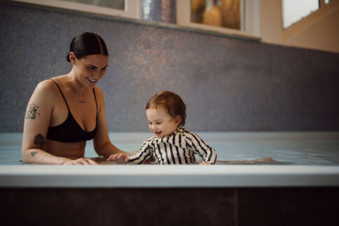 Familie im Babybecken im Familienhotel Alpina Alpendorf