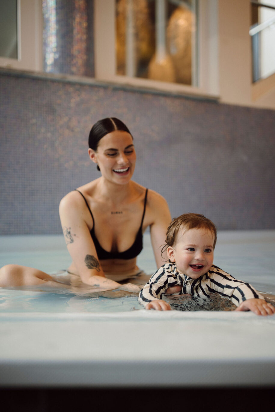 Familie im Babybecken im Familienhotel Alpina Alpendorf