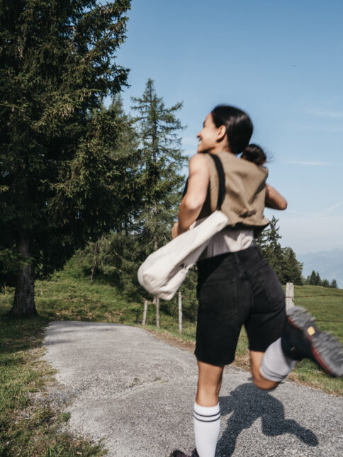 Ein Dame beim Wandern im Salzburger Land im Alpina Alpendorf