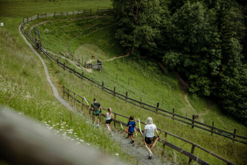 Die Bogenjagd im Alpendorf wird gerne von der ganzen Familie besucht.