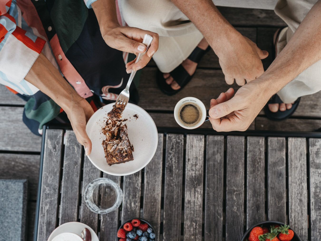 Frischer Kaffee und hausgemachter Kuchen bei der Nachmittagsjause im Hotel.