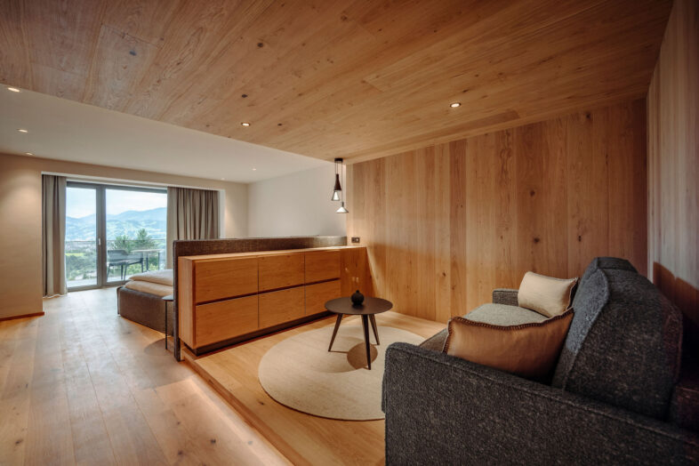 Großzügiges Zimmer und modern eingerichtet mit viel Holz im Alpina Alpendorf