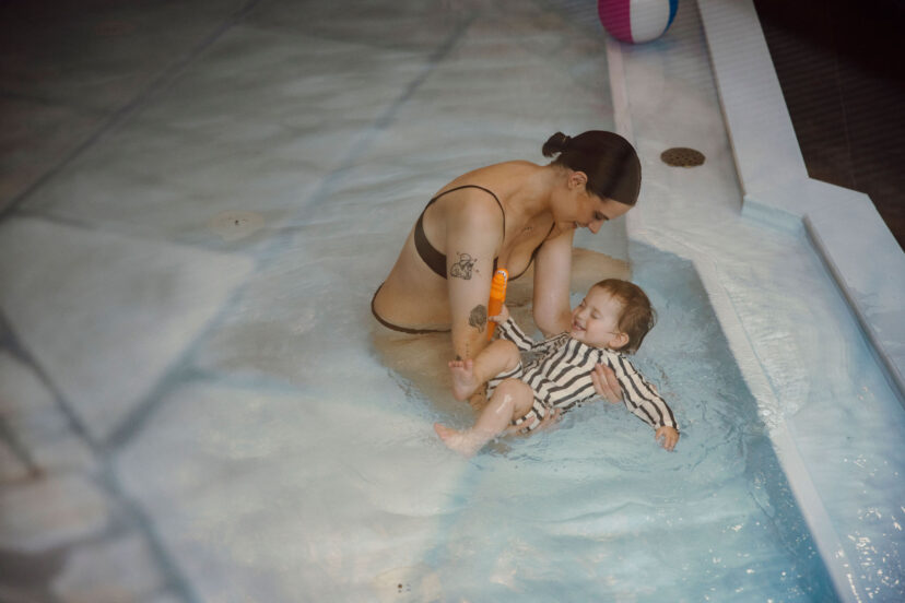 Familie im Babybecken im Familienhotel Alpina Alpendorf