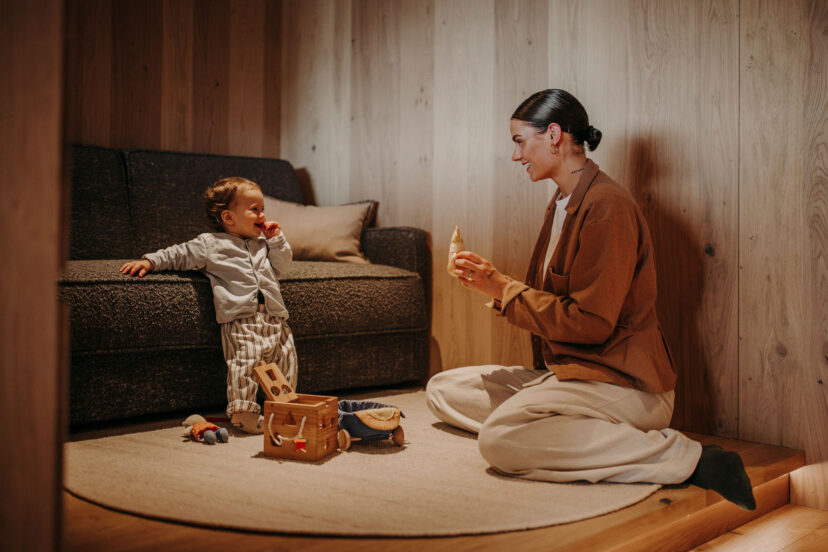 Mama mit Kind beim Spielen im Alpina Alpendorf im Salzburger Land