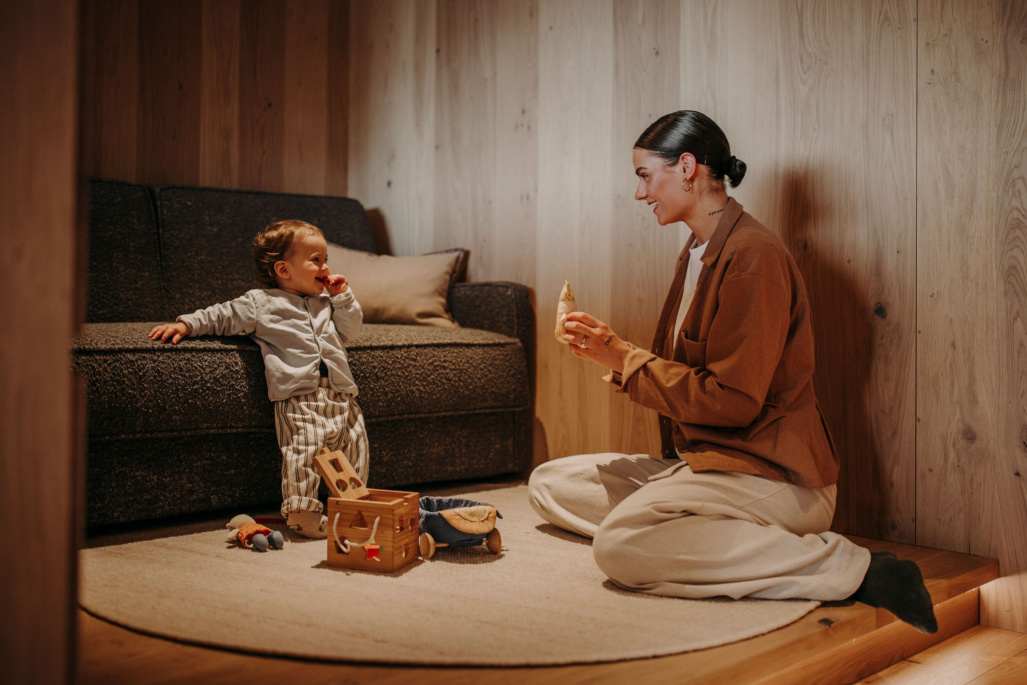 Mama mit Kind beim Spielen im Alpina Alpendorf im Salzburger Land