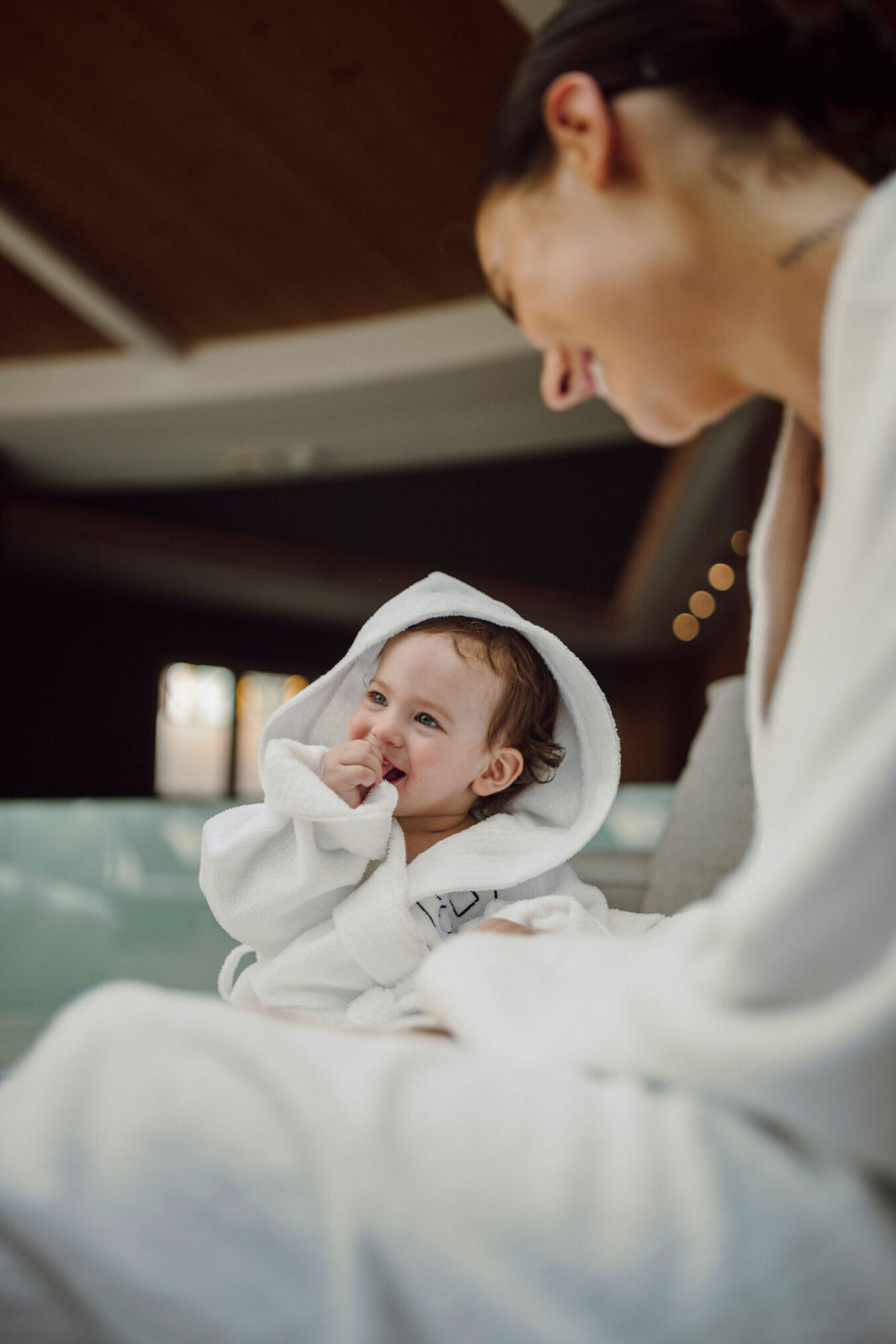 Familie im Babybecken im Familienhotel Alpina Alpendorf