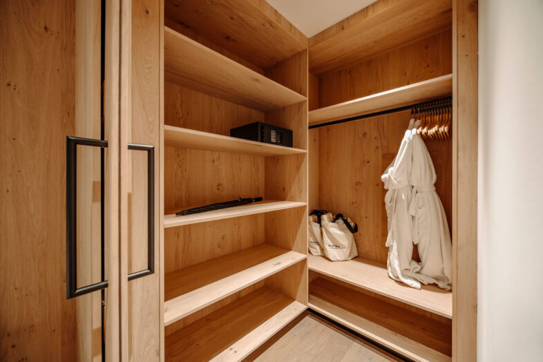 Zimmer mit viel Staufläche und Schränken im Alpina Alpendorf