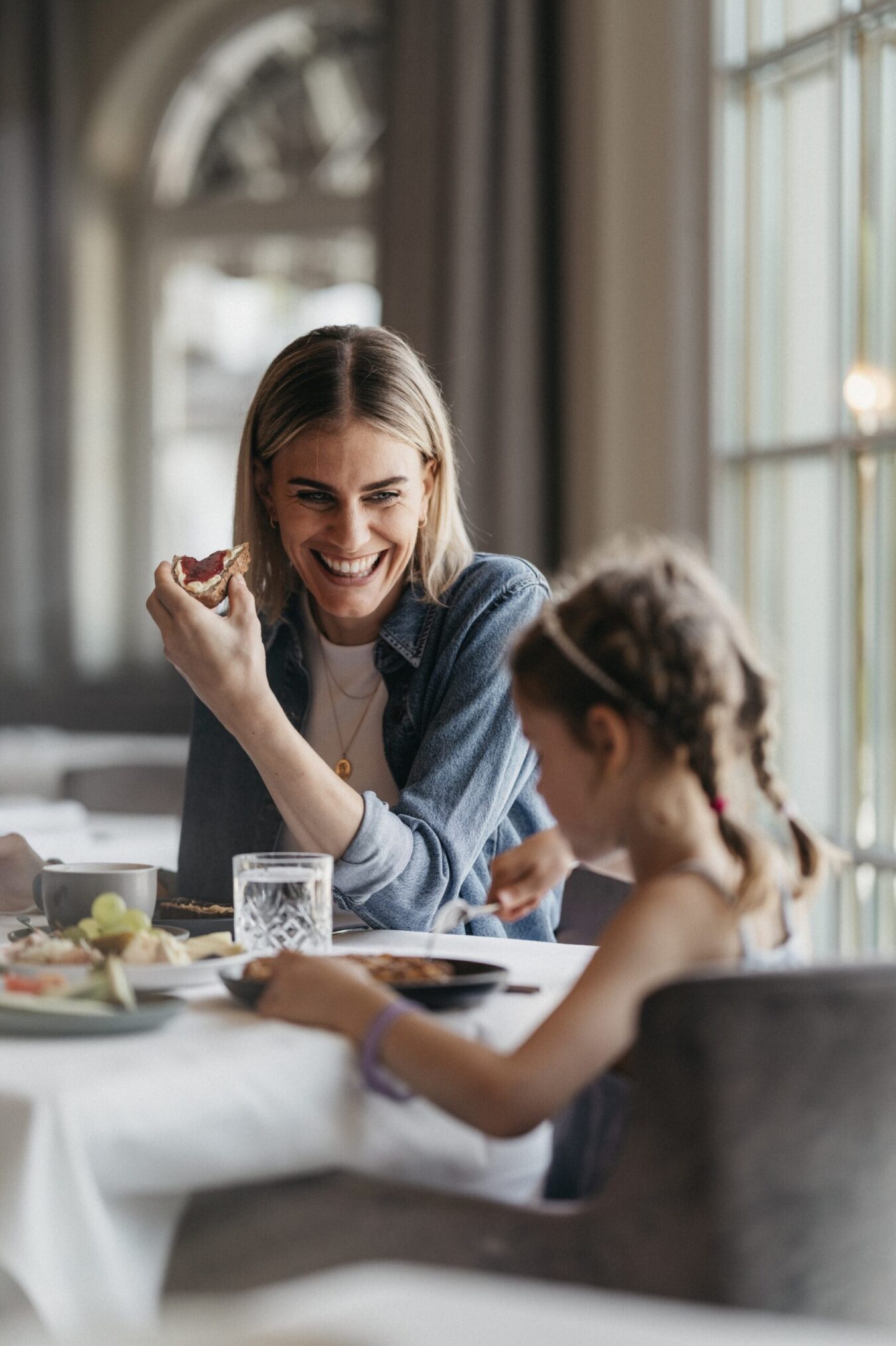 Familie beim Frühstück im Alpina Alpendorf