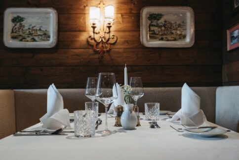 Restaurant im Hotel Alpina Alpendorf mit warmem Licht und alpiner Atmosphäre