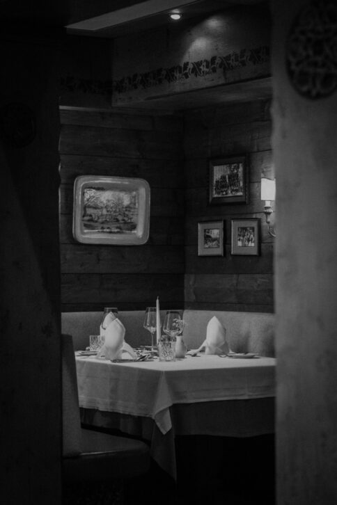 Gemütlicher Restaurantbereich im Hotel Alpina Alpendorf mit alpinem Design