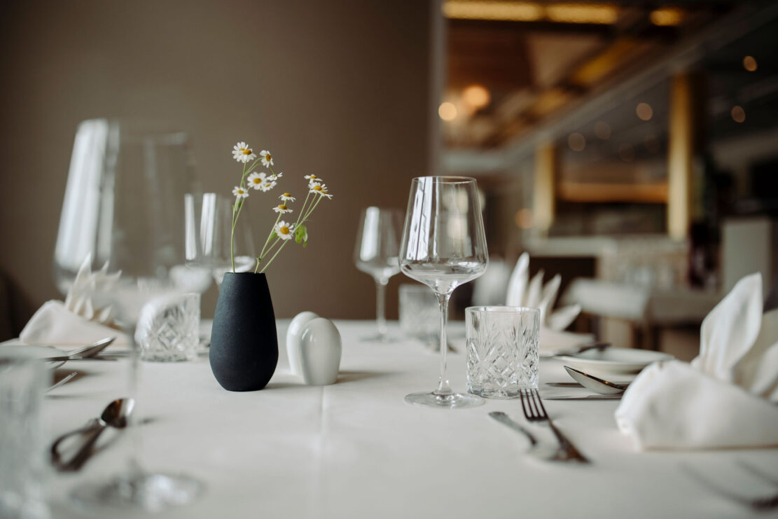 Restauranttisch gedeckt im Alpina Alpendorf im Salzburger Land