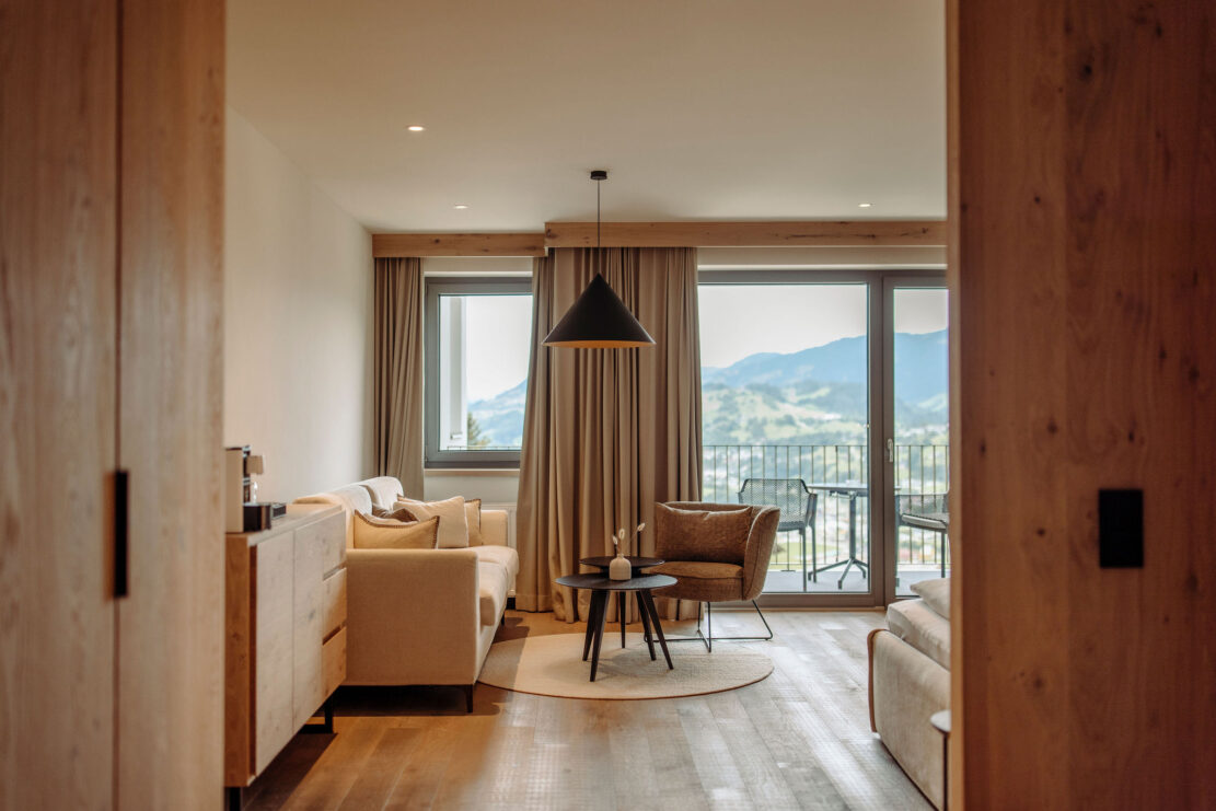 Zimmer mit Blick auf die Bergwelt im Alpina Alpendorf