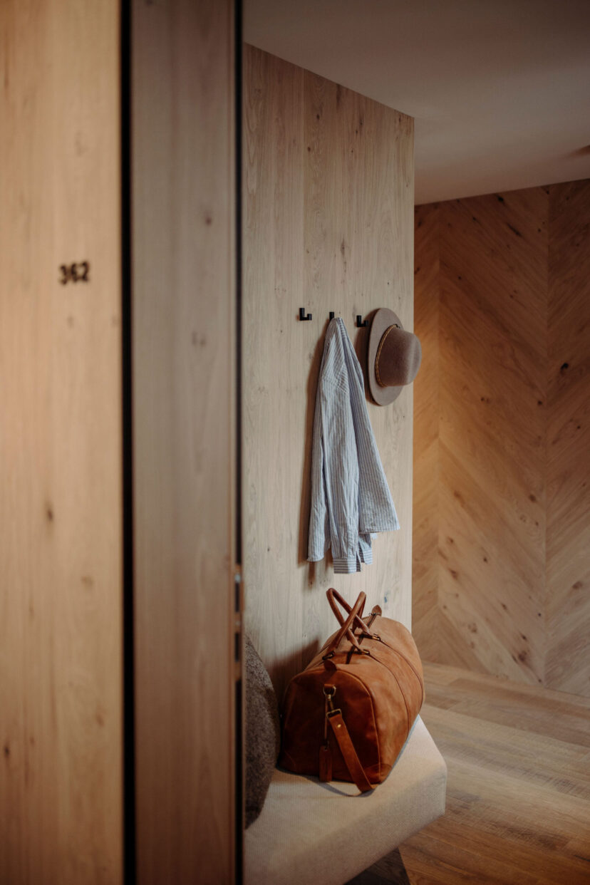 Gaderobe im Zimmer im Alpina Alpendorf