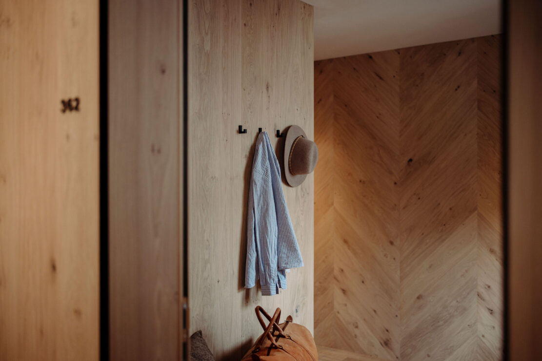 Gaderobe im Zimmer im Alpina Alpendorf