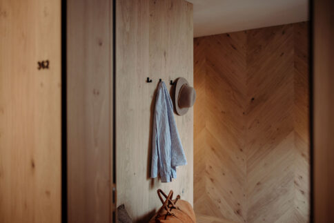 Gaderobe im Zimmer im Alpina Alpendorf