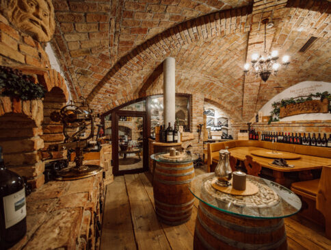 Atmosphärischer Weinkeller im Hotel Alpina Alpendorf – große Auswahl an Rot- und Weißweinen