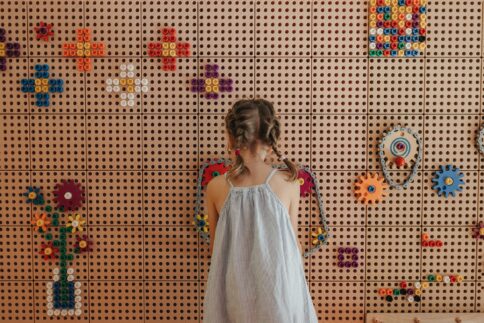 Ein Kind beim spielen im betreutem Kids Club vom Alpina Alpendorf.