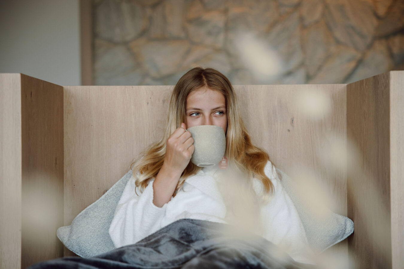 Kind im Spa Bereich im Alpina Alpendorf nach einer Kids Behandlung