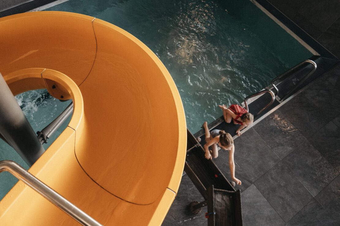 Kinder bei der Wasserrutsche im Alpina Alpendorf