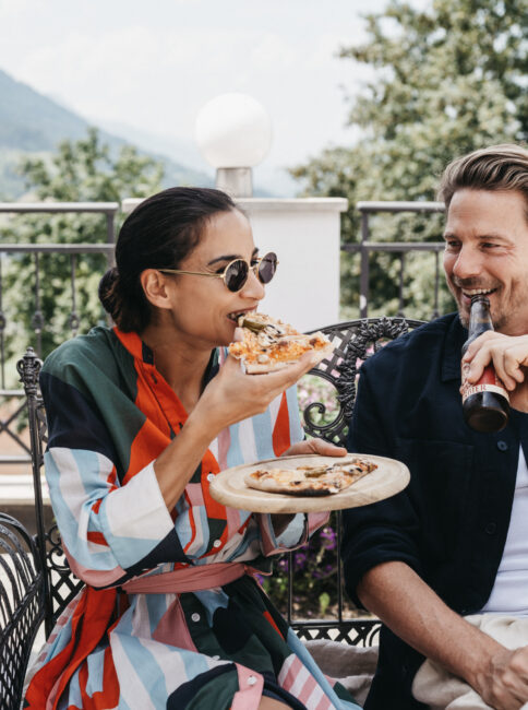 Ein Paar geniessen die Steinofenpizza vom BistrO Pizzeria.