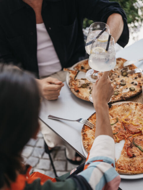 Ein Paar geniessen die Steinofenpizza vom BistrO Pizzeria.