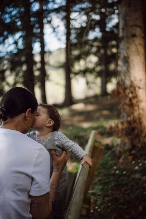 Mama genießt die Auszeit in der Natur mit Baby im Alpina Alpendorf