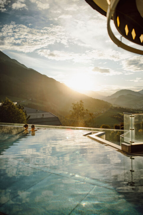 Die herbstliche Abendstimmung im Infinty Pool vom Wellnesshotel Alpina in Oesterreich