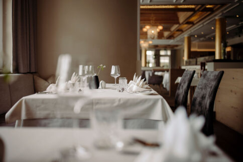 Elegantes Restaurant im Hotel Alpina Alpendorf mit gedeckten Tischen