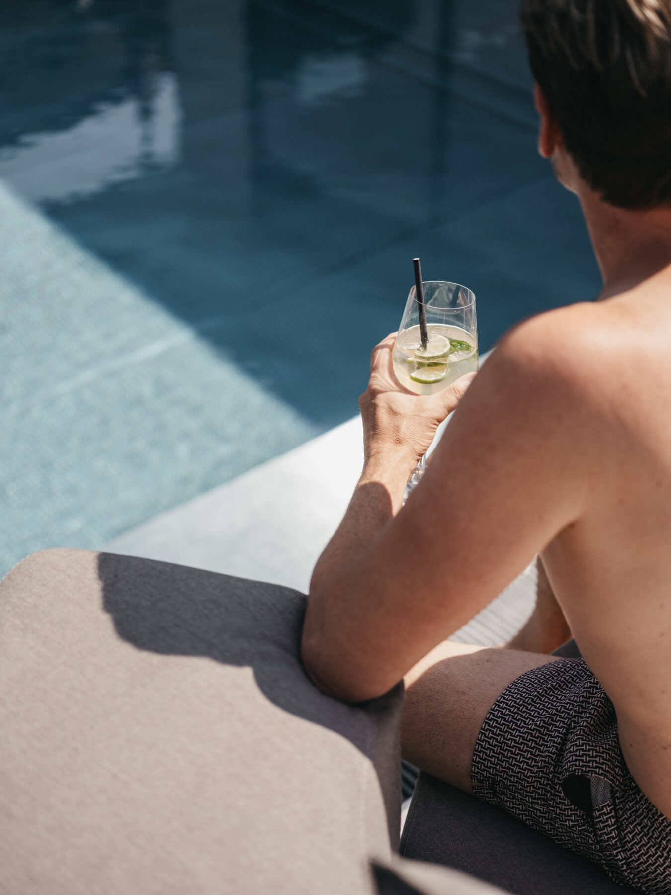 Kuehle Cocktails weden im Sommer an den Pool serviert.