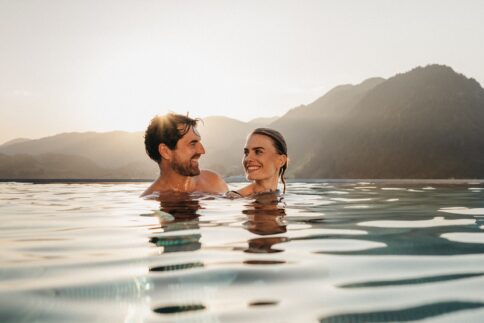 Paar genießt die Zeit zu zweit im Rooftoppool im Alpina Alpendorf