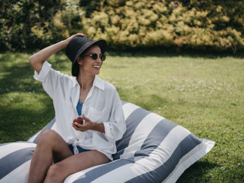 Dame genießt den Sommer in den Bergen im Alpina Alpendorf