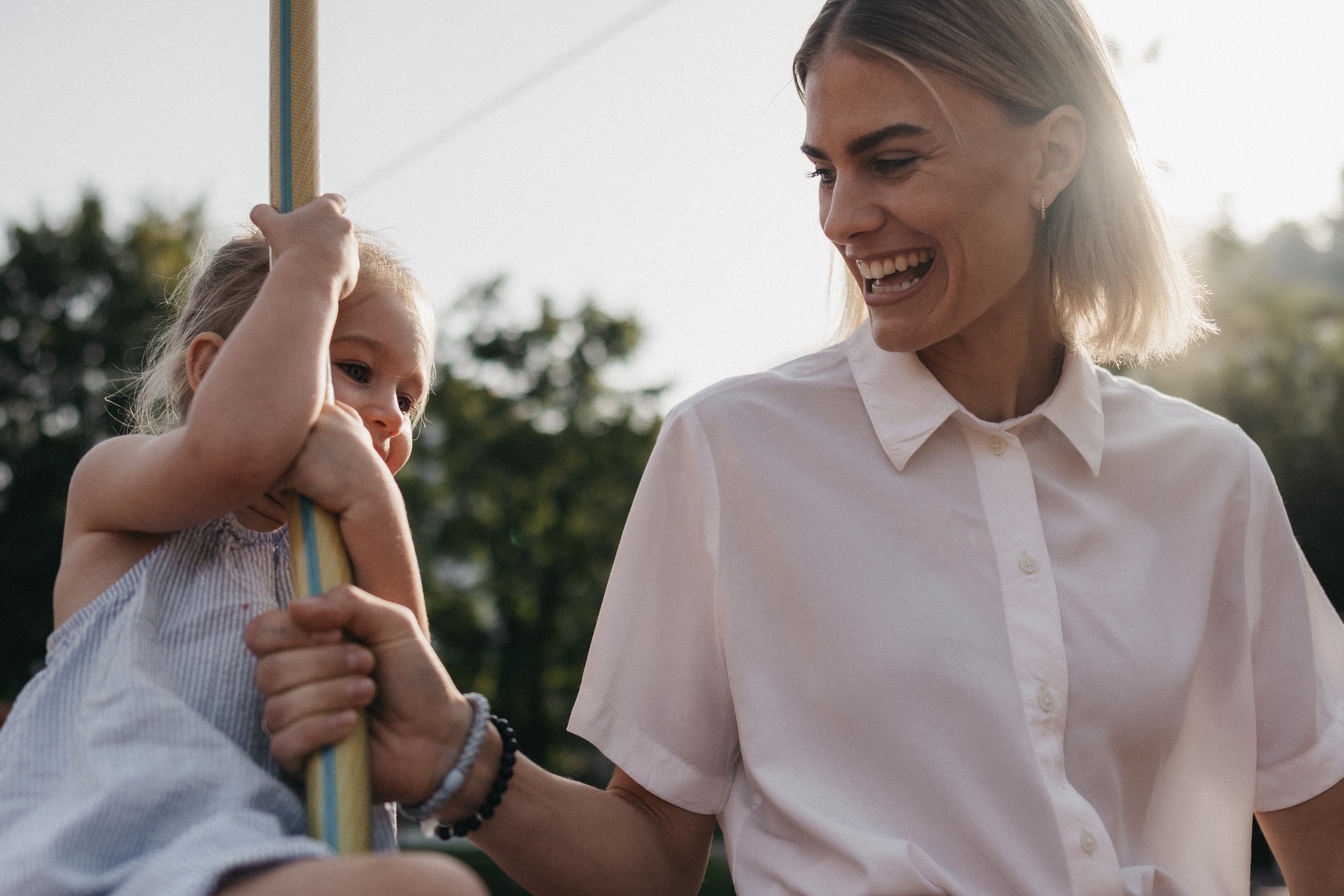 Mutter und Tochter spielen am Abenteuerspielplatz im Alpendorf.