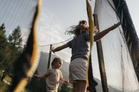 Kinder beim Toben im Trampolin im Alpina Alpendorf