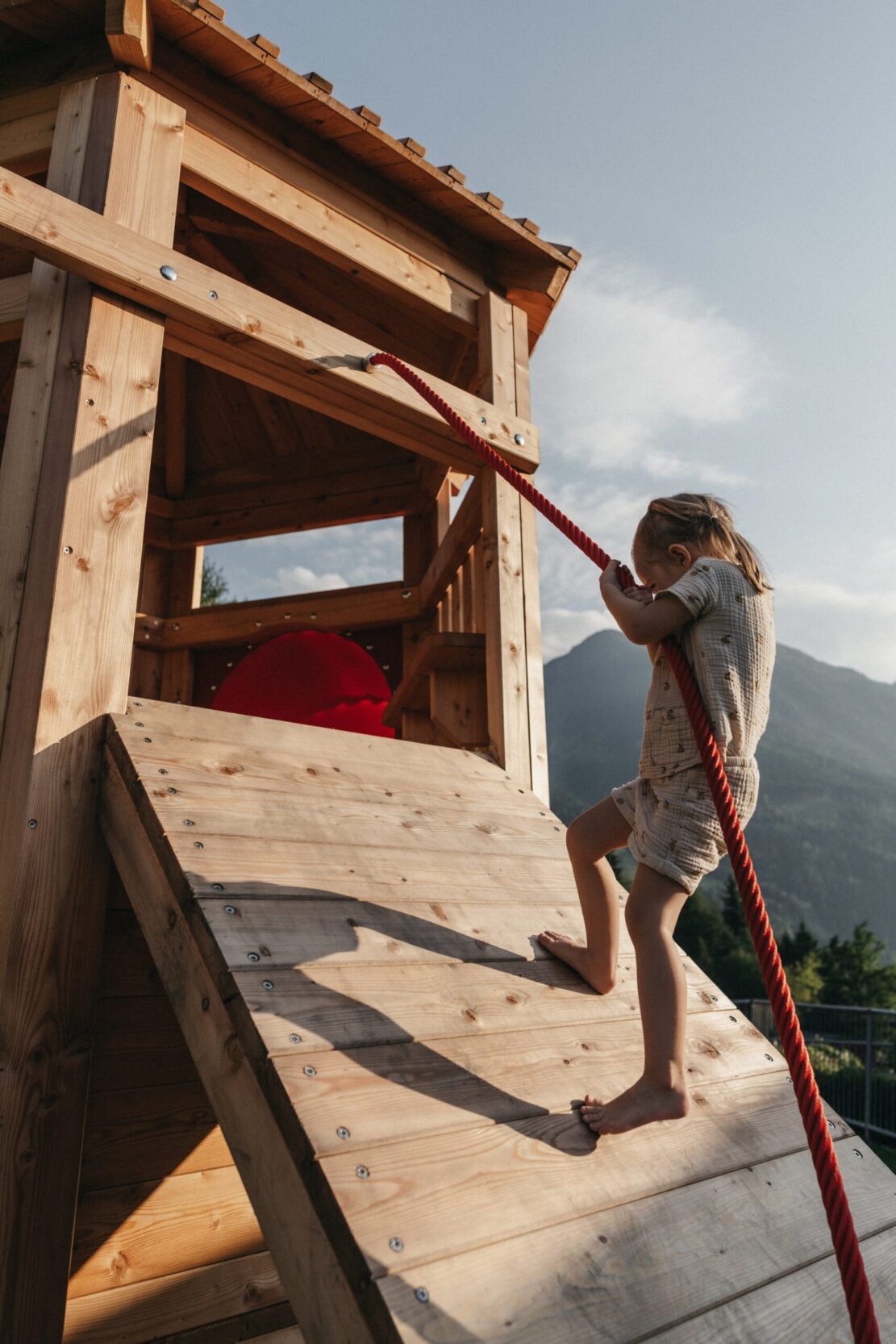 Kind beim Klettern im Familienhotel Alpina Alpendorf im Sommerurlaub