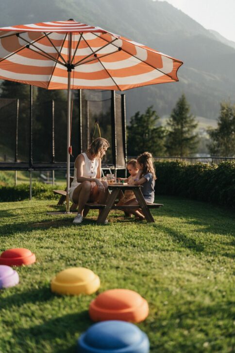 Der Kinderspielplatz im Familienhotel Alpina bietet Spass für Klein und Gross.