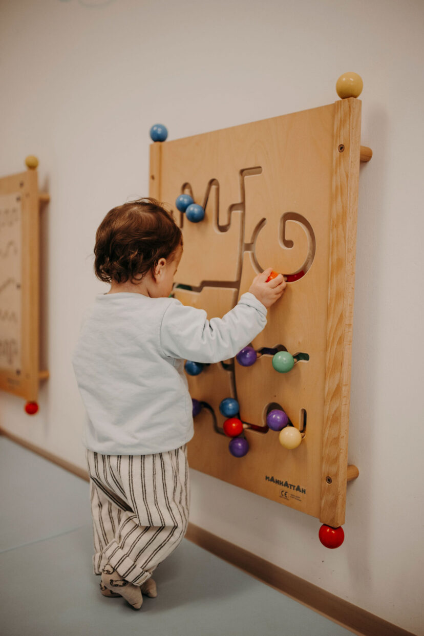 Baby am Spielen im Storchennest im Alpina Alpendorf mit Babybetreuung