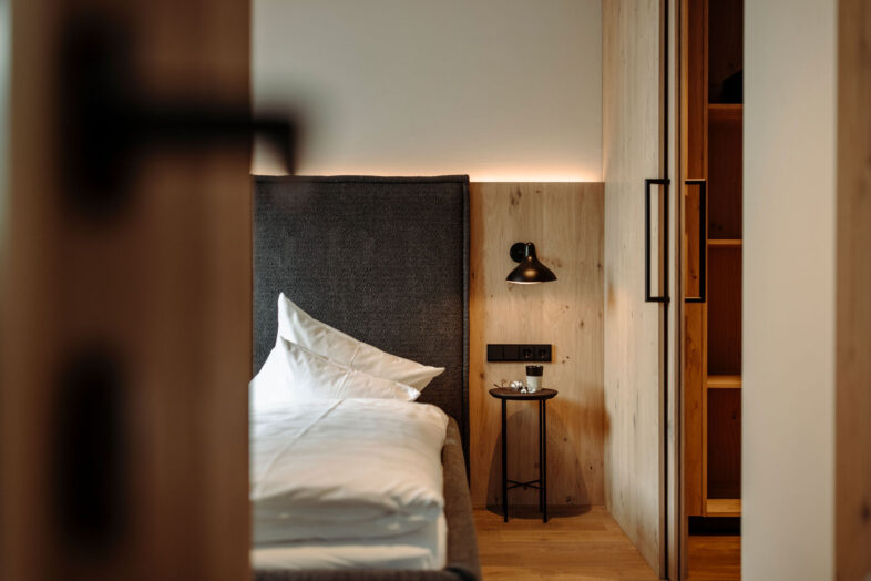 Modernes und gemütliches Zimmer im Alpina Alpendorf