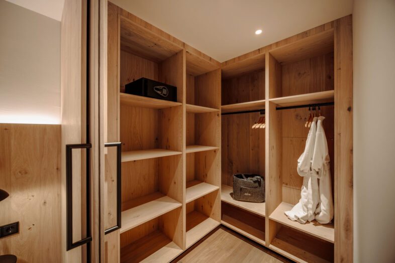 Modernes Zimmer mit viel Stauraum und Schränken im Alpina Alpendorf